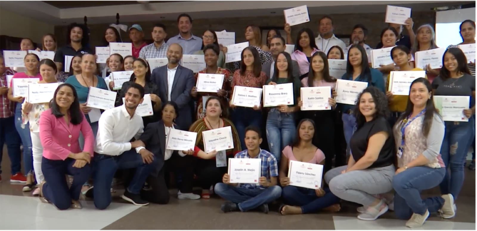 Grupo de participantes con sus certificados al cierre de un programa